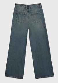 Jeans de mezclilla de pierna ancha en azul medio, con una cintura alta, dos bolsillos traseros y un dobladillo sin rematar. Tejido suave y texturizado.