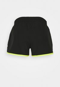 Pantalones cortos negros con cinturilla elástica, con un ribete de color amarillo brillante a lo largo del dobladillo. Hechos de tela ligera adecuada para ropa deportiva.