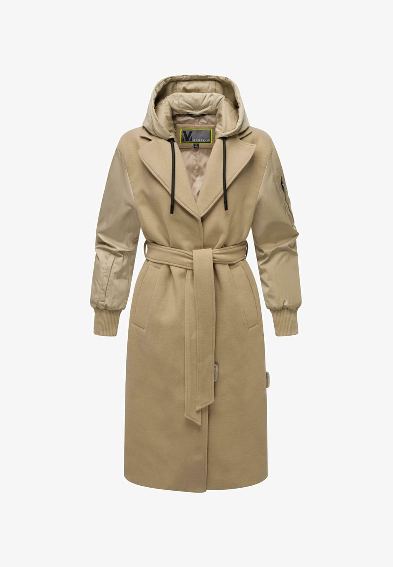 Cappotto beige con design avvolgente, cappuccio e materiali a contrasto per le maniche. Comprende una cintura da annodare e tasche laterali. Tessuto morbido e testurizzato nel complesso.