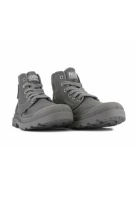 Bottines grises à la cheville avec une tige en toile, semelle en caoutchouc texturé, bout rond et œillets en métal. Présente un logo sur la languette et le côté.