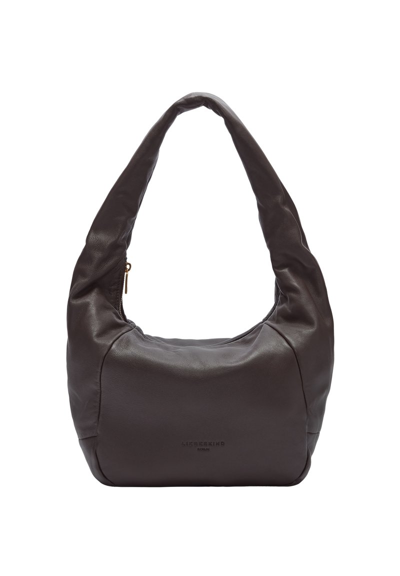 Braune Ledertasche mit einer gerundeten Form, weicher Textur und einem Reißverschluss. Verfügt über ein stilisiertes Logo an der Vorderseite.