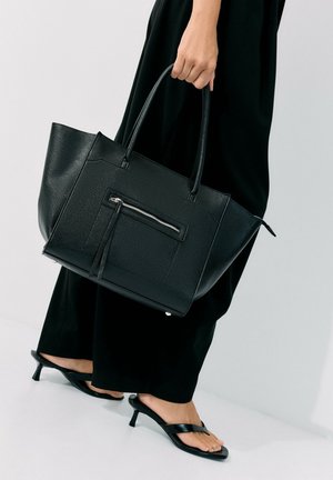 Stradivarius, SHOPPER BAG WITH POCKET - Håndtasker - black