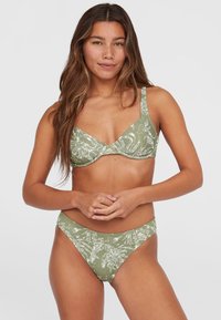 Bikini verde a fantasia con top strutturato e spalline larghe e slip a vita alta, realizzato in un tessuto liscio con una leggera texture.