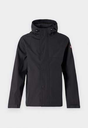 Must Black veekindel jakk, millel on tõmblukk ja klõpsuga kinnitused, reguleeritav kapuuts ja nähtavad õmblusdetailid. Rätseptel on logo aktsent.