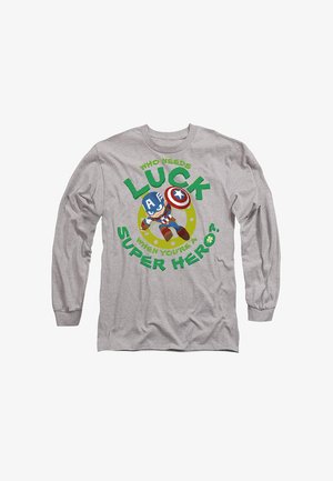 Graues Langarm-T-Shirt mit Cartoon-Superhelden-Design, mit dem Text "Wer braucht schon Glück, wenn man ein Superheld ist?" und bunten Grafiken.