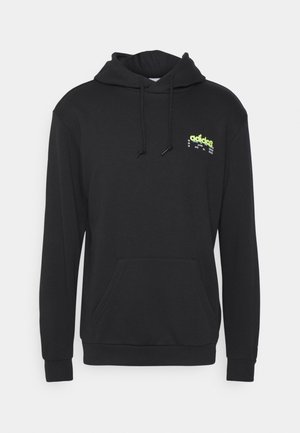 Černá mikina s kapucí s přední kapsou kangaroo a malým žluto-zeleným logem Adidas s textem na levé části hrudi.
