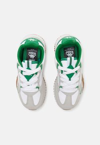 Zapatillas blancas y grises con acentos verdes, que cuentan con un upper de malla y gamuza, punta redonda, cuello acolchado y suela de goma marrón texturizada.