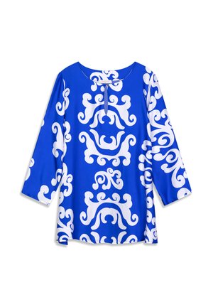 Blauwe top met witte, gedraaide patronen, voorzien van een ronde halslijn en driekwart mouwen. Gemaakt van een glad, lichtgewicht stof.