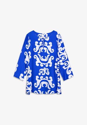Blauwe top met witte, gedraaide patronen, voorzien van een ronde halslijn en driekwart mouwen. Gemaakt van een glad, lichtgewicht stof.