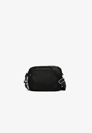 Borsa a tracolla nera realizzata in tessuto morbido. Presenta una tasca frontale con zip, una tracolla regolabile e un logo in rilievo sul lato. Forma rettangolare.