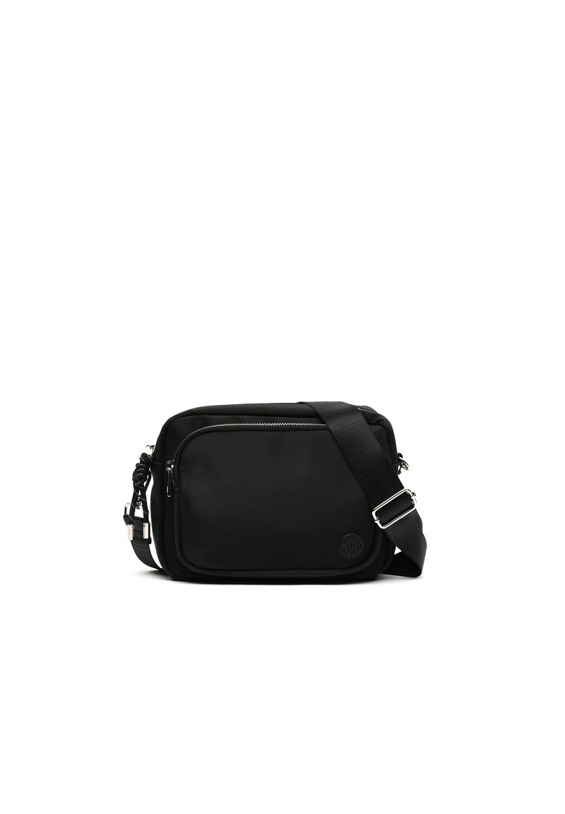 Borsa a tracolla nera realizzata in tessuto morbido. Presenta una tasca frontale con zip, una tracolla regolabile e un logo in rilievo sul lato. Forma rettangolare.