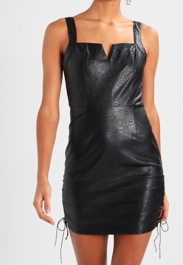 Robe en simili cuir noir avec décolleté carré, corsage ajusté et côtés froncés. Présente des liens réglables à l'ourlet pour une personnalisation.