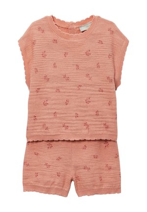 Ensemble débardeur et short en maille rose avec petits motifs floraux brodés et bords festonnés.
