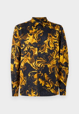Chemise à manches longues au fond noir ornée de motifs floraux baroques dorés. Le tissu semble lisse, avec un col et une fermeture à boutons.