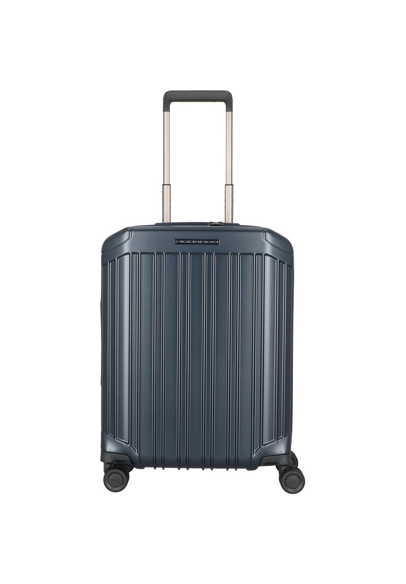 Valigia rigida di colore blu navy scuro, con una superficie testurizzata a righe verticali, dotata di maniglia retrattile e quattro ruote per una facile mobilità.
