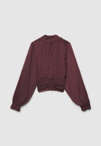 Blusa corta color granata con maniche lunghe a sbuffo, tessuto strutturato, parte anteriore plissettata e dettagli raccolti in vita. Chiusura con bottoni al collo.