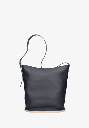 Borsa a secchiello in pelle nera con superficie strutturata, tracolla lunga e base in fibra naturale. L'apertura superiore è ampia con un design minimalista.