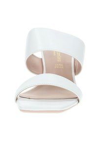 Sandal con tacco in pelle bianca con ampie cinghie incrociate e una finitura liscia e lucida. Presenta una soletta sagomata e un design minimalista.