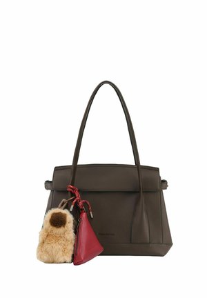 Bolso de mano de cuero marrón oscuro con asas dobles, con llavero de piel beige unido y pequeño monedero de cuero rojo con cordón.