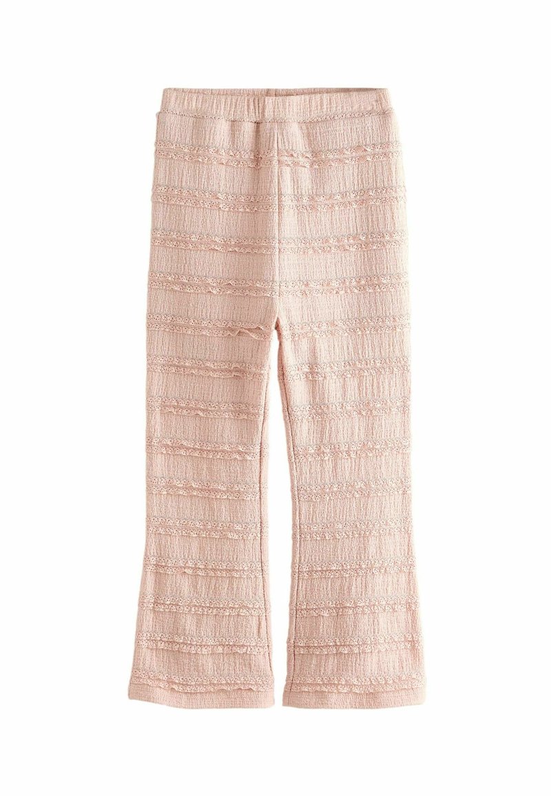 Pantalon en maille rose clair avec jambes évasées et bandes horizontales en dentelle texturée, avec une ceinture élastique.