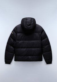 Chaqueta acolchada negra con capucha, que presenta un diseño de acolchado, puños elásticos y un parche con el logo en la manga izquierda. Tejido suave y brillante.