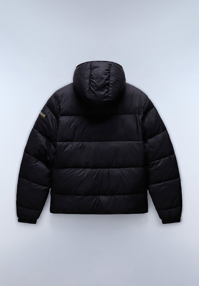 Zwarte pufferjack met een capuchon, voorzien van een geborduurd ontwerp, elastische manchetten en een logo-patch op de linkermouw. Zacht, glanzend materiaal.