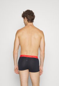 Tommy Hilfiger SIGNATURE TRUNK 3 PACK - Úzke boxerky - daring scarlet/iron blue/blue