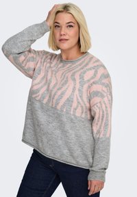 Lichtgrijze trui met roze zebrastripes op de bovenste helft, een geribbelde halslijn en lange mouwen. Zachte textuur met een ontspannen pasvorm.