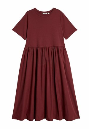 Bordeauxrode katoenen jurk met korte mouwen, een ronde halslijn en een geplooide taille, met een vloeiende A-lijn silhouet en een gladde textuur.