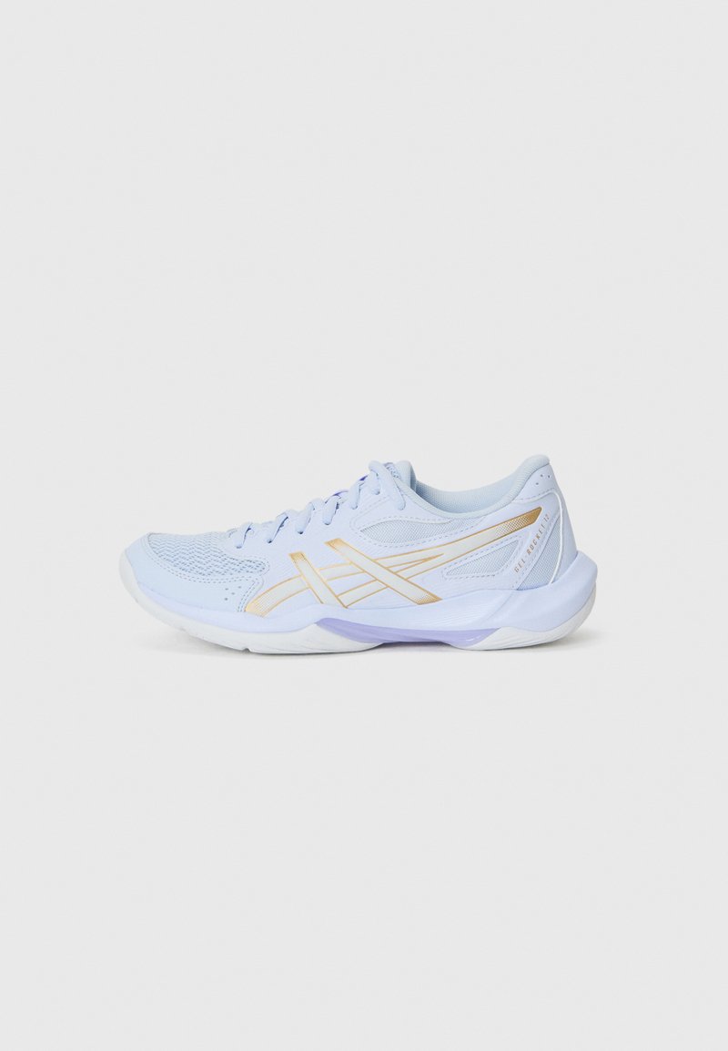 Lichtblauwe sport schoen met een bovenkant van mesh, gouden accenten, witte zool en een flexibel ontwerp voor extra comfort en prestaties.