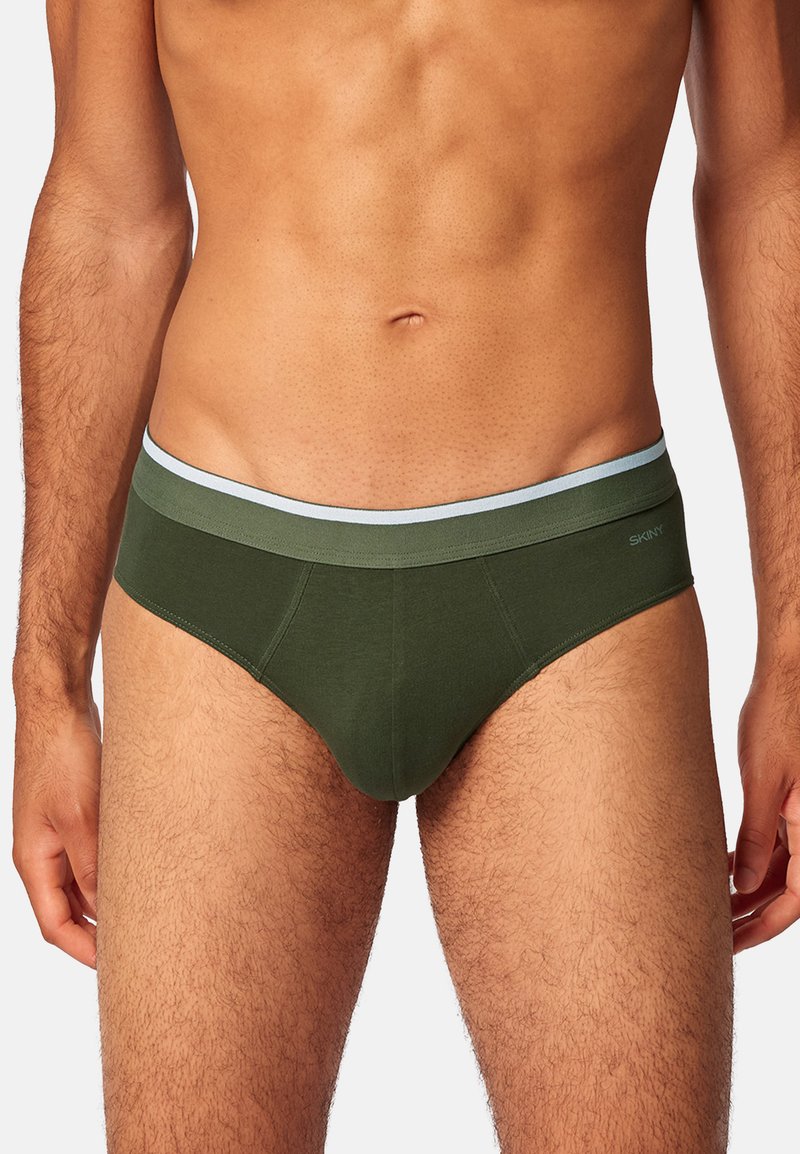 Groene katoenen slipjes met een lichtblauwe elastische tailleband. Het ontwerp is aansluitend met een vormgegeven voorkant voor ondersteuning en een gladde textuur.