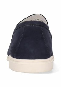 Marineblauer Wildlederschuh zum Hineinschlüpfen mit einer weißen Gummisohle, der dezente Nähte und eine abgerundete Rückseite aufweist. Einfaches Design, ohne sichtbare Beschläge.