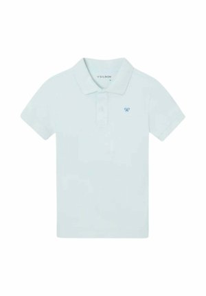 Polo de manga corta de color azul claro con cuello, dos botones y pequeño logo azul marino en el lado izquierdo del pecho.