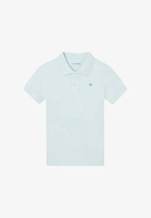 Polo de manga corta de color azul claro con cuello, dos botones y pequeño logo azul marino en el lado izquierdo del pecho.