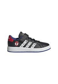 Baskets en cuir noir avec accents rayés blancs, talon bleu et rouge, sangle Velcro et graphique de Spider-Man sur le côté. Semelle en caoutchouc.