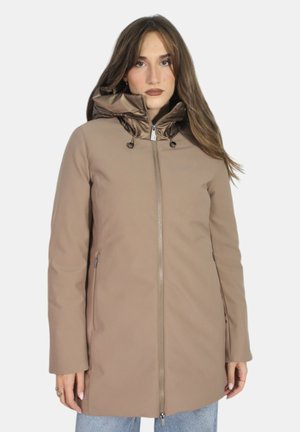 Giacca impermeabile color marrone chiaro con cappuccio imbottito, zip frontale e tasche. Texture liscia e vestibilità su misura, adatta per il freddo.