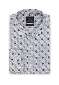 Koszula slim fit z białą bazą w geometrystyczny wzór w odcieniach niebieskiego, zielonego i czarnego. Posiada wykładany kołnierzyk oraz pojedynczy guzik przy mankietach.