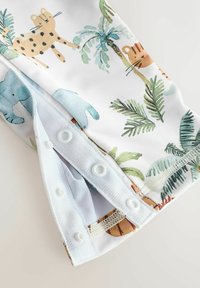 Tela colorida con estampado de animales y hojas de palma, con cierres de broche. El material parece elástico y ligero.