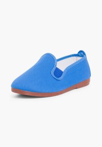 Blauwe canvas instapschoen met een ronde neus, elastische zijkanten en een gestructureerde rubberen zool, met een eenvoudig en onopvallend ontwerp.