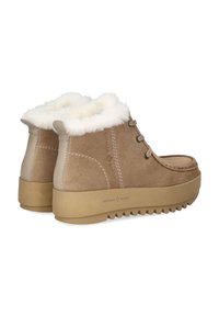 Stivaletti alla caviglia in suede marrone con fodera in pelliccia sintetica bianca, lace-up frontale e suola in gomma testurizzata. Dettaglio del logo visibile di lato.