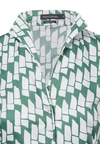 Camicia verde e bianca con colletto, caratterizzata da un motivo geometrico in una vestibilità regolare, con una texture liscia e sei bottoni bianchi sul davanti.