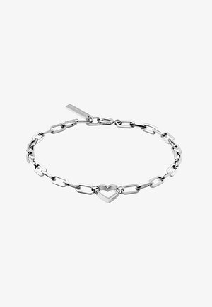 Zilveren kettingarmband met rechthoekige schakels en een hol hartvormig middenstuk met een klein gegraveerd labeltje nabij de sluiting.