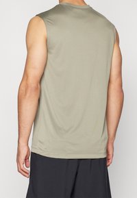 Bez rękawów oliwkowa zielona koszulka sportowa o gładkiej fakturze i prostym wykończeniu, z minimalistycznym wzorem i brakiem widocznego logo.
