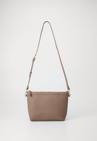 Borsa a spalla in pelle marrone con finitura texturizzata, tracolla regolabile e dettagli in metallo dorato. Forma semplice e rettangolare con zip superiore.