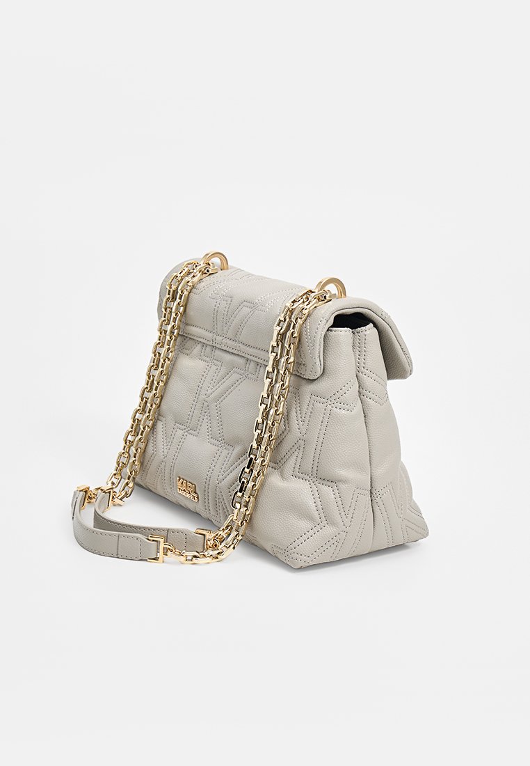 Weiche graue Leder-Umhängetasche mit gestepptem Muster, goldenen Kettenriemen und einem kleinen metallischen Logo-Detail auf der Vorderseite.