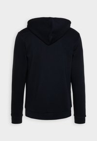 Černá mikina s kapucí na šňůrku, dlouhými rukávy a žebrovanými manžetami. Vyrobena z měkké látky, s hladkým povrchem a minimalistickým designem.