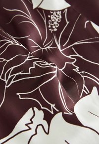 Material cu un fundal burgund intens și contururi florale albe. Textură moale, design fluid cu detalii intricate și finisaj neted.