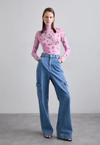 Langdurige roze top met kleurrijk abstract patroon, gecombineerd met hoge taille blauwe denim cargobroek. Glad materiaal en wijde pijpen ontwerp.