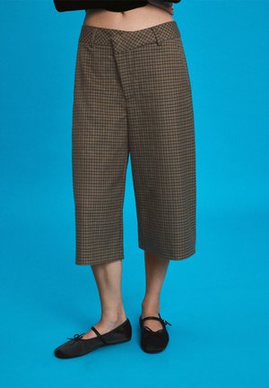 Stradivarius, CHECK CROSSOVER WAIST SMART BERMUDA SHORTS - Short - mottled brown