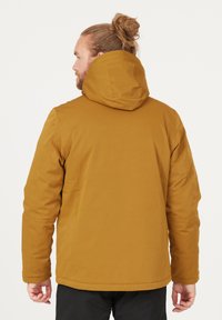 Gulbrun huva jacka med en mjuk textur och en avslappnad passform. Har en enkel design och en framsydd fåll som sträcker sig lite.